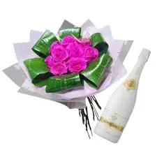 Ramo de 12 rosas fucsia con jasmine white blanc
